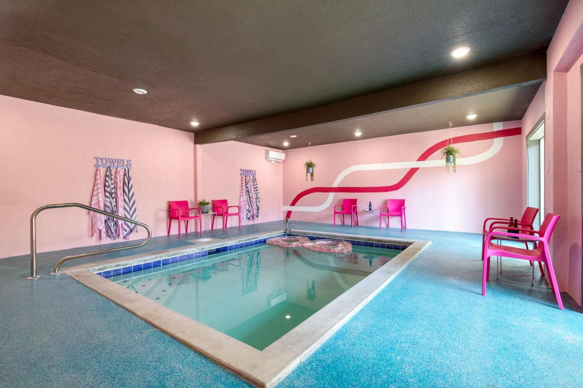 Pink Pines Avantstay Luxury Aesthetic Dream Home Indoor Pool Hot Tub Pigeon Forge Exterior photo